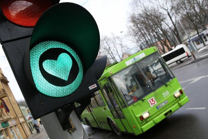 Romantiškas pokštas – širdelėmis apklijuoti Kauno šviesoforai