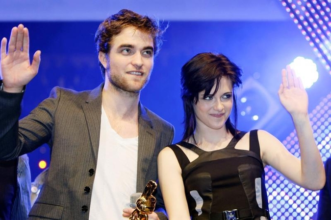 Robertas Pattinsonas maldauja Kristen Stewart, kad jo nepaliktų