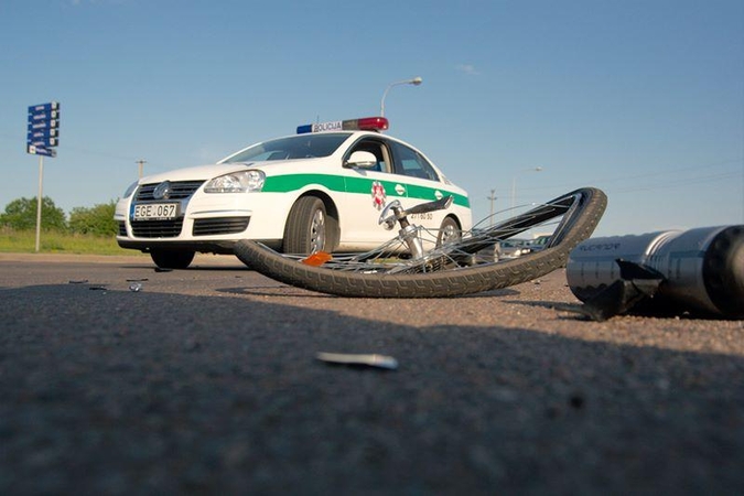 Motociklininkas pėsčiųjų perėjoje partrenkė dviratininką