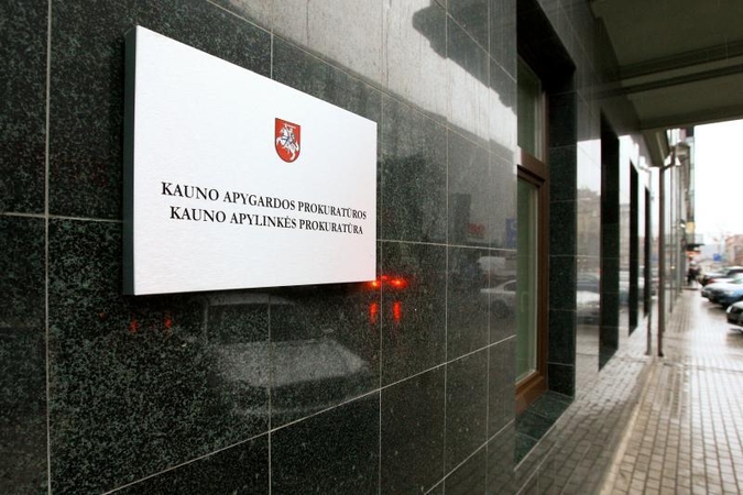 Surastas vyras, prie prokuratūros padėjęs laidotuvių gėlių krepšelį