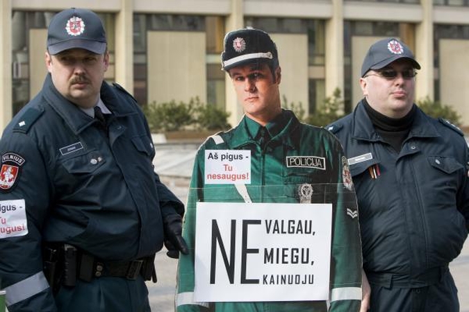 Siūloma 9 mln.litų didinti statutinių darbuotojų algų fondą