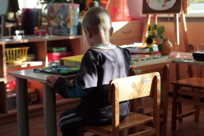 Ar užremdama tualeto duris auklėtoja panaudojo smurtą prieš vaikus?