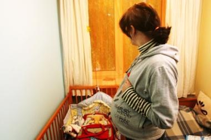 Savo kūną pardavinėjusiai nėščiai 19-metei artimieji užtrenkė duris