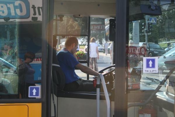 Visų Šventųjų ir Vėlinių dienomis į kapines važiuos daugiau autobusų