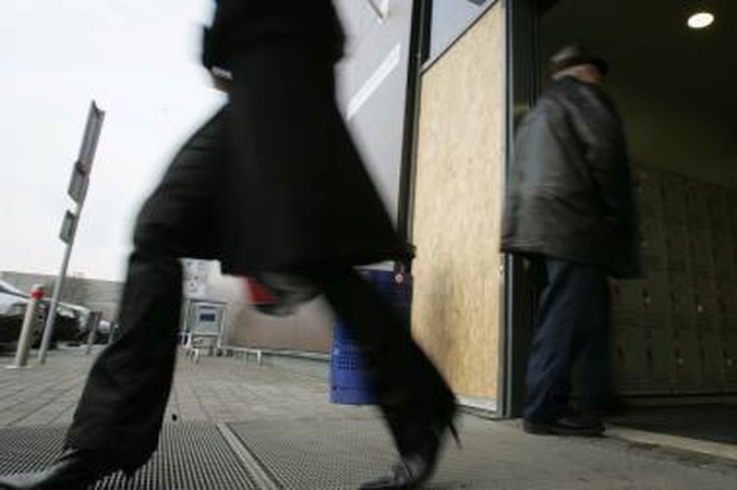Su svetima kortele kaunietis nusipirko alaus butelį