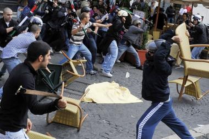 Italijoje studentai protestavo ir mušėsi tarpusavyje