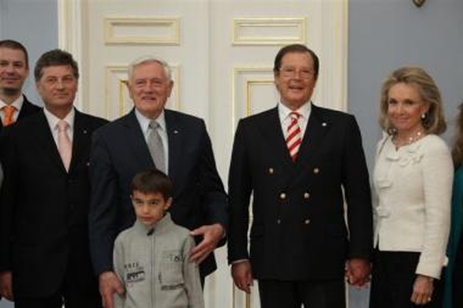 V.Adamkus susitiko su Džeimsu Bondu