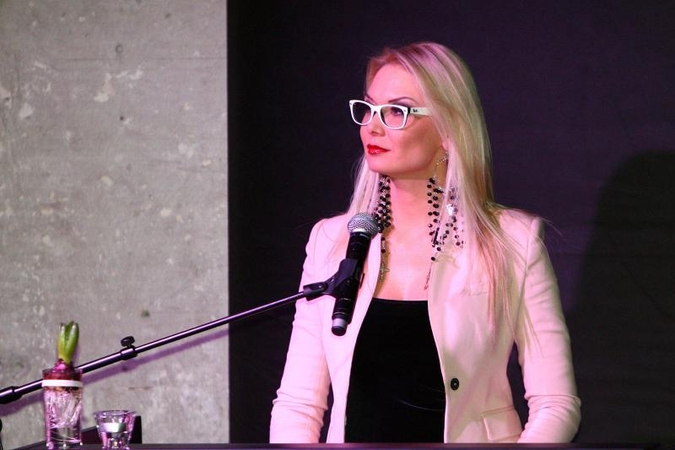 N. Bunkė protingos „žiniukės” įvaizdį kūrė užsidėjusi akinius