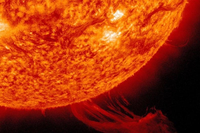 Dvigubas smūgis: NASA užfiksavo, kaip Saulė smogia išsyk du žybsnius