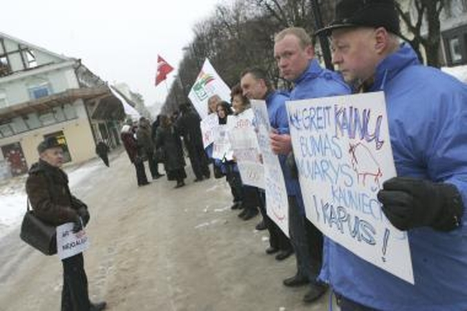 Nuo pat ryto prie savivaldybės - du piketai