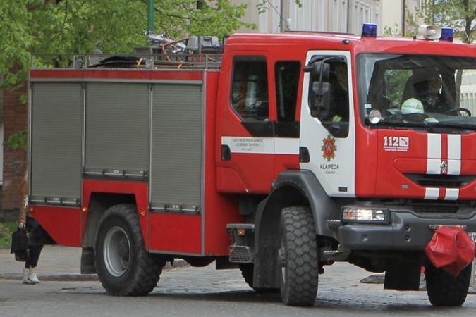 Skuodo rajone užsiliepsnojo mūrinis angaras