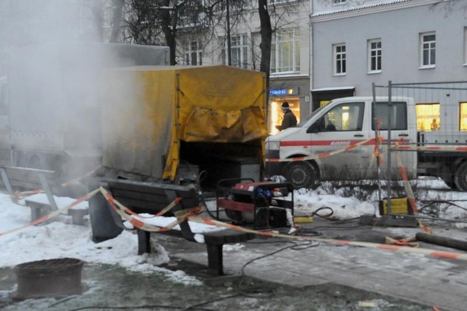 Vilniaus Vokiečių gatvėje trūko vamzdis  
