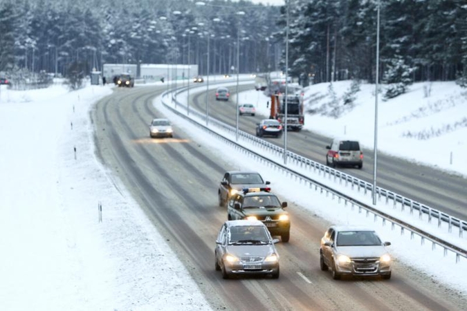 Pavojai kelyje: plikledis sunkina eismo sąlygas