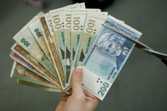 Antrą ketvirtį algos daugiausia karpytos finansų, statybos bei informacijos srityse dirbantiems darbuotojams