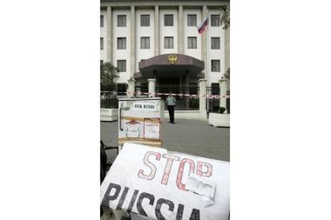 Rusijos ambasada Gruzijoje nutraukia savo darbą