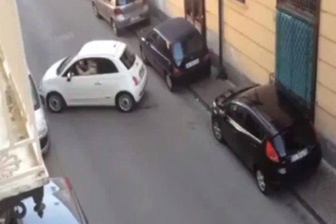 Fiasko už vairo sukėlė įspūdingą spūstį Neapolyje