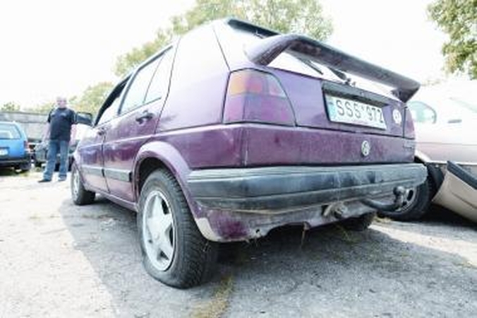 Neblaivus kaunietis įtūžį išliejo ant automobilių padangų