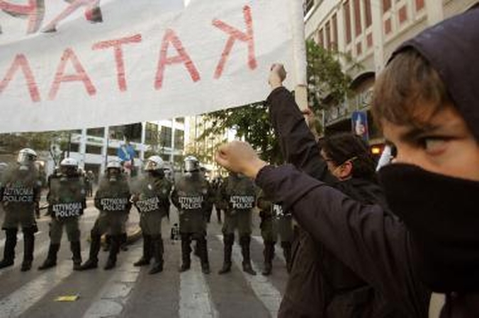 Graikijoje nesiliauja demonstrantų ir policijos susirėmimai