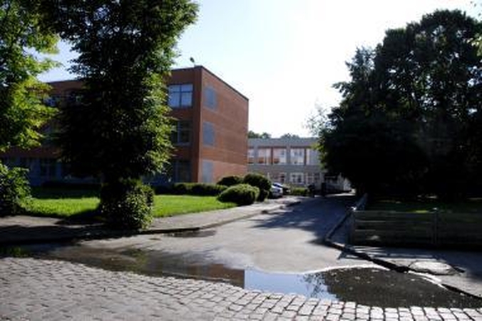 Tėvai piktinasi mokamu stovėjimu prie mokyklų