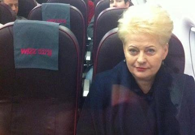 Prezidentė į M. Thatcher laidotuves išskrido pigių avialinijų lėktuvu