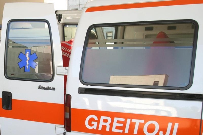Greitosios pagalbos automobilis taranavo dvi susidūrusias mašinas 