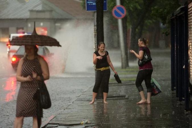 Į "Tebūnie naktį!" nusitaikė lietus
