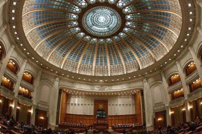 Rumunijos parlamento debatus dėl interpeliacijos vyriausybei nutraukė televizijos darbuotojo šuolis iš balkono