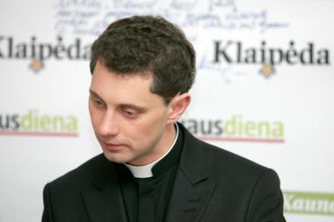 Kunigas R.Doveika: konservatyvus įstatymo variantas dėl dirbtinio apvaisinimo - mažesnis blogis