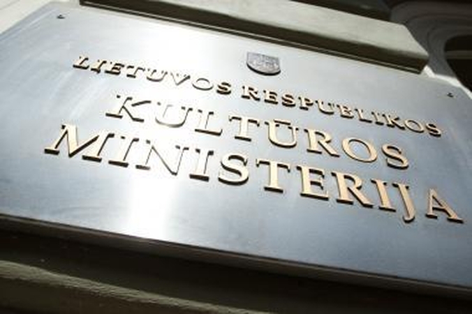 "Paskutinės instancijos" žurnalistę iš ministerijos išvežė policija