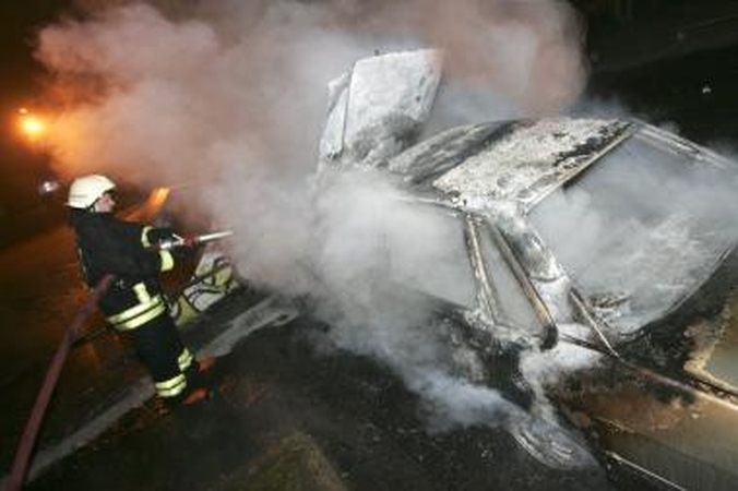 Iš pradžių padegtas automobilis, paskui ir garažas 