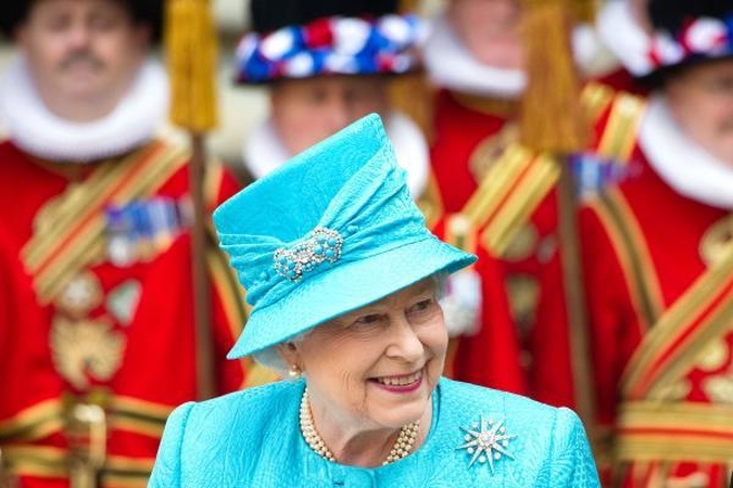 D.Britanijos karalienė gimtadienio proga gavo 15 tūkst. savo portretų
