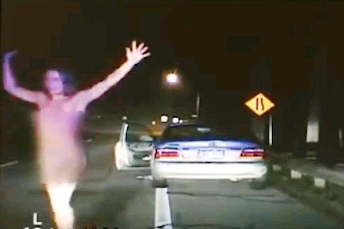 Policija kelyje „supakavo“ girtą nuogą moterį