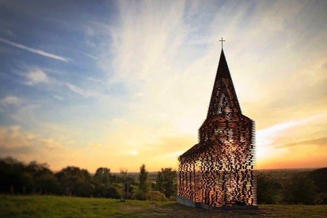 Belgų architektai sukonstravo permatomą bažnyčią