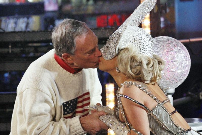 Lady Gaga metus pradėjo bučiniu su Niujorko meru