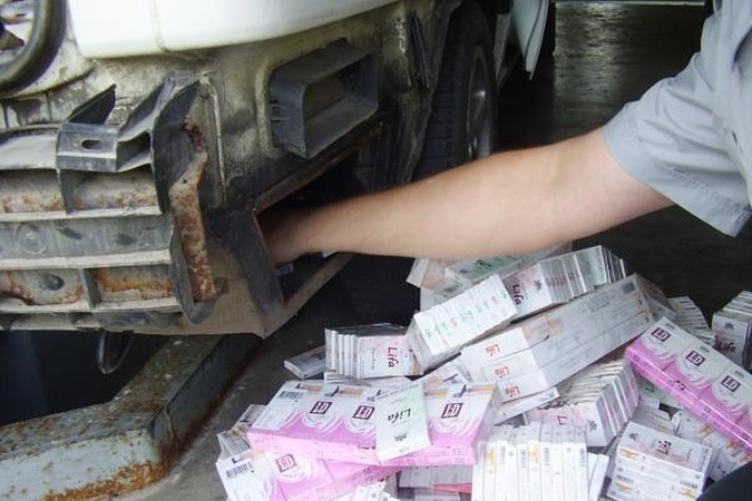 Muitinės vadovas: rūkalų vagystė neapsiėjo be pareigūnų pagalbos