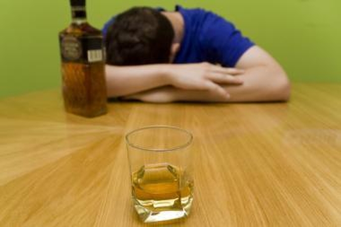 Alkoholiu apsinuodijo 16-ametis ir 12-ametis