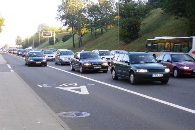 Apklausa: vairas dešinėje – bėda kelyje?