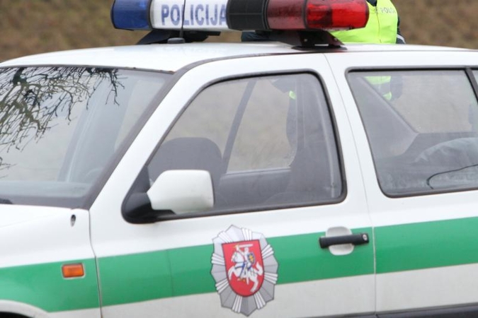 „Volvo“ smūgis į stulpą dalį Naujosios Vilnios paskandino tamsoje