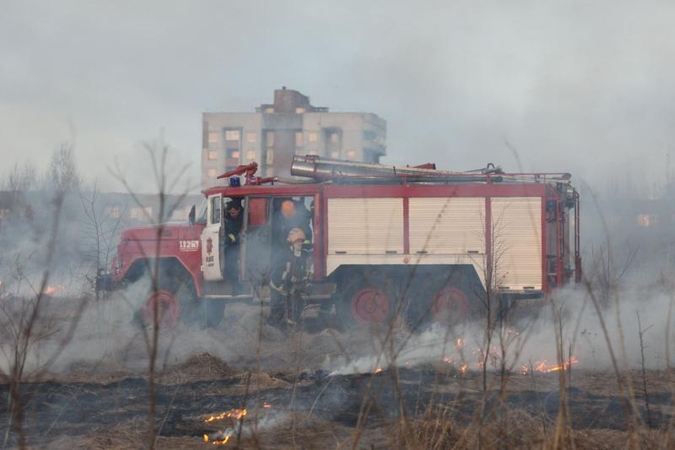 Kaune, užsidegus žolei, nukentėjo benamis
