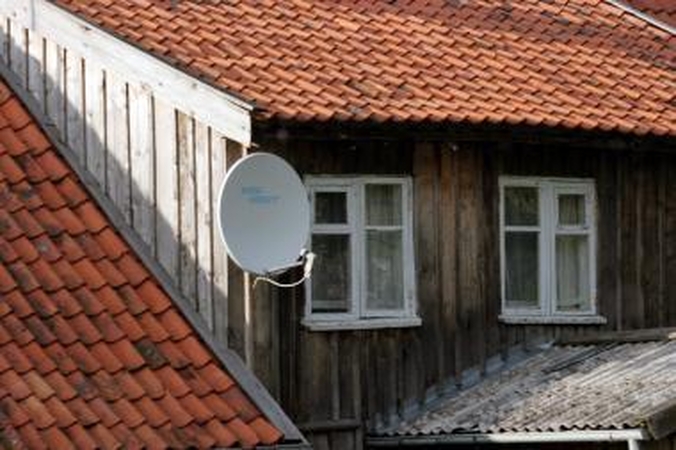 Kaune per langus skraido palydovinės antenos