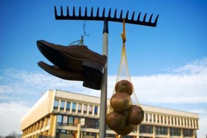 Vadinti Seimą mėšlu ir tikrinti parlamentarų blaivumą - neetiška