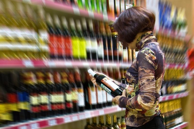 Degalinės darbuotoja: kartais alkoholio parduodama daugiau nei degalų