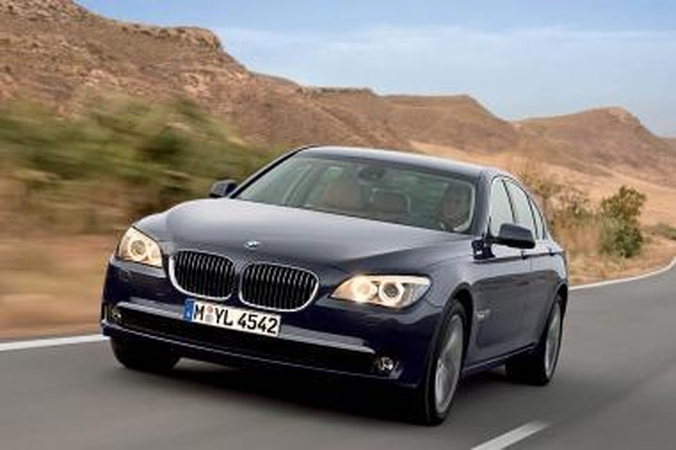 Atkeliauja "BMW 740d"