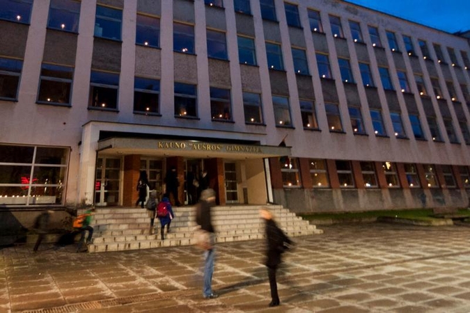 Sausio 13-osios aukoms atminti languose vėl plazdės žvakių šviesos