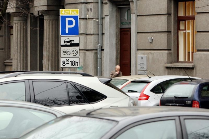 Už gatvėje pastatytą automobilį teks susimokėti greičiau