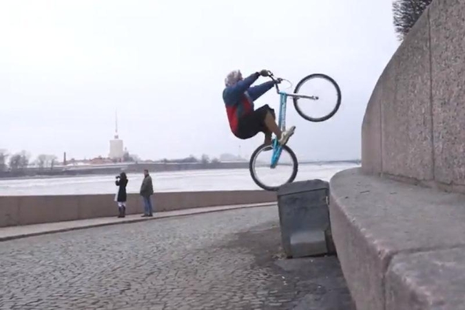  Pašėlusios bobutės triukai su dviračiu 