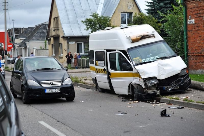 Avarija: nuverstas stulpas, važiavo dvi nėščios moterys 