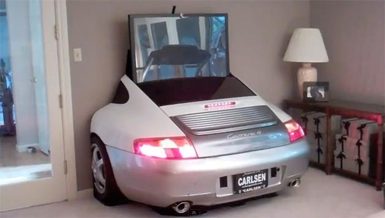 Kambario interjeras: iš „Porsche“ išslenkantis didelis televizorius