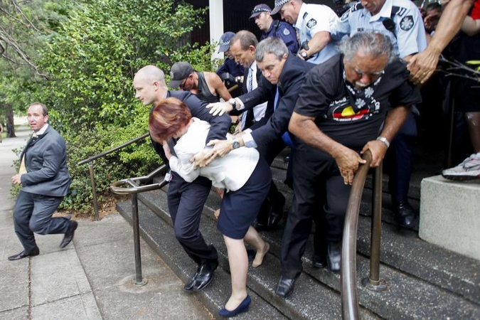 Australijos policija išgelbėjo premjerę nuo įpykusių aborigenų