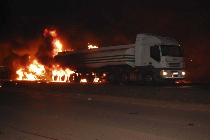 Ugandoje užsiliepsnojus benzinvežiui žuvo 31 žmogus
